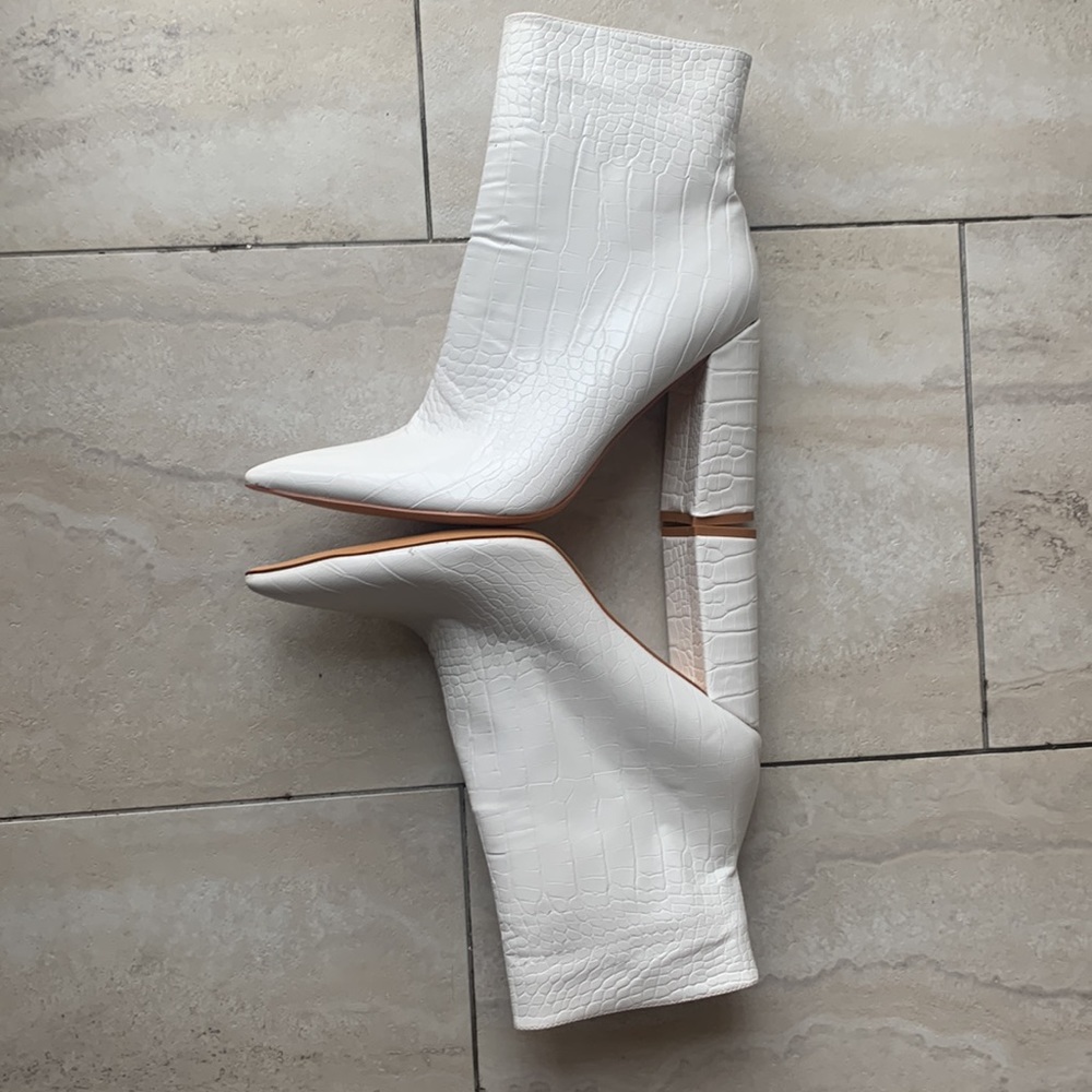 White lanimal print Ankle high boots - Picture 4 of 4